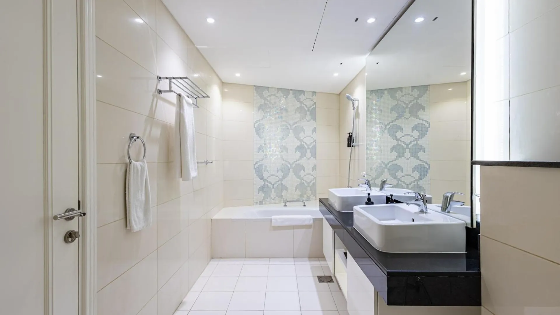 公寓 Spacious 1Br - Balcony & Pool View - Capital Bay 迪拜