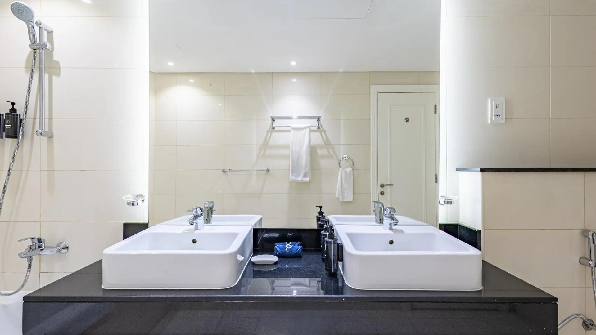 Spacious 1Br - Balcony & Pool View - Capital Bay 迪拜