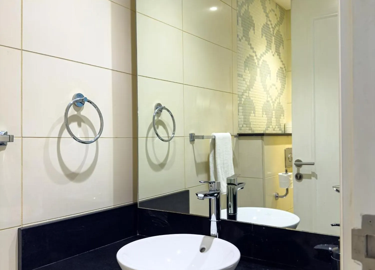 Spacious 1Br - Balcony & Pool View - Capital Bay 迪拜 公寓